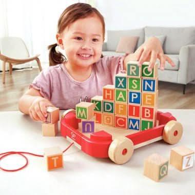 Chariot en bois à tirer avec 26 cubes HAPE - Ma Rentrée Facile