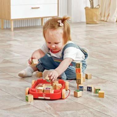 Chariot en bois à tirer avec 26 cubes HAPE - Ma Rentrée Facile