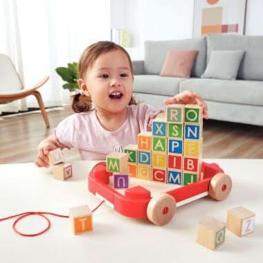 Chariot en bois à tirer avec 26 cubes HAPE - Ma Rentrée Facile