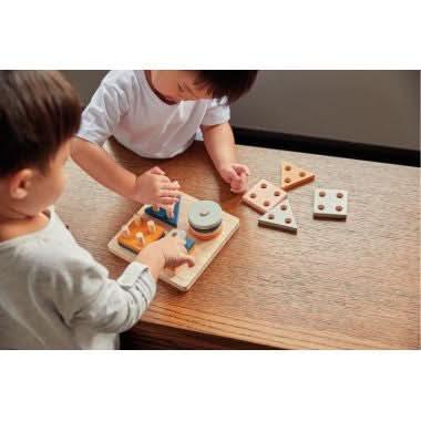 Empilages géométriques en bois PLAN TOYS - Ma Rentrée Facile