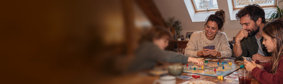Famille qui joue à un jeu de société
