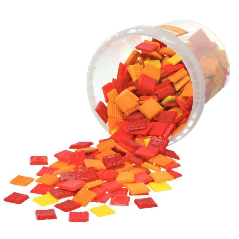 Seau de 1 kg de mosaïques 2x2 cm en pâte de verre rouge, orange, jaune - Ma Rentrée Facile
