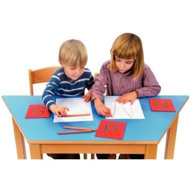 Set de 26 lettres majuscules rugueuse + Boîte de rangement Montessori - Ma Rentrée Facile