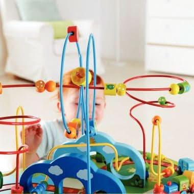 Table d'activités + train en bois HAPE - Ma Rentrée Facile