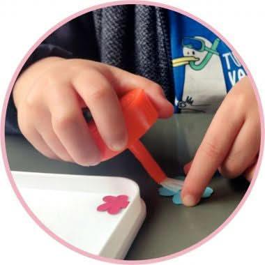 Valise 16 petits pots adhésive hypoallergénique + recharge 500g - Ma Rentrée Facile